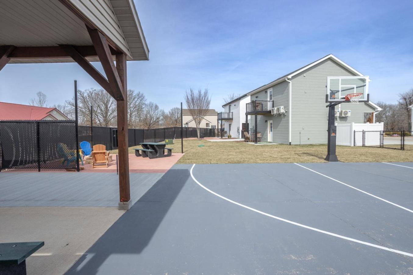 Hébergement de vacances Luxury With Hot Tub Near Ft Leonard Wood *